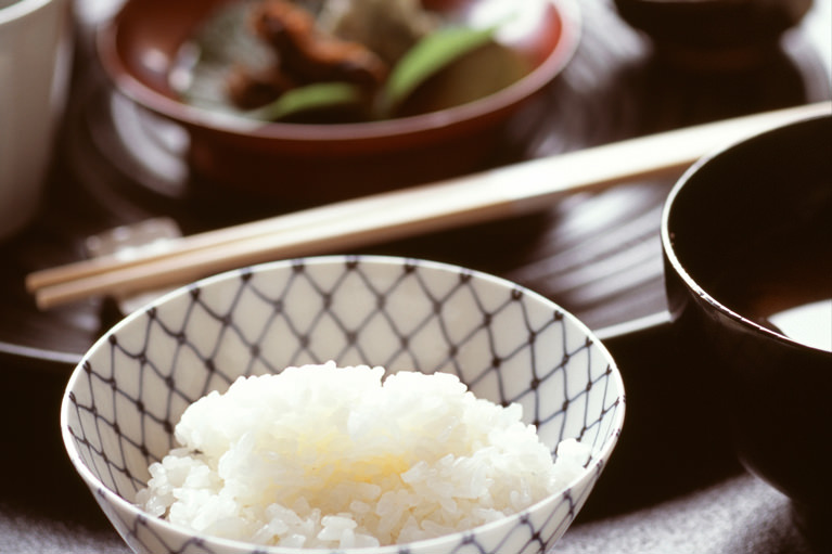 お米には大切な食物繊維も含まれるため、「食べない」でなく「調整」するようにしましょう